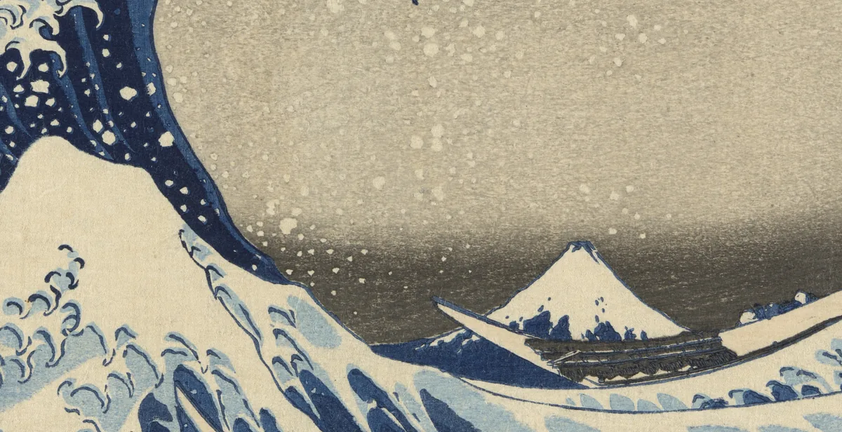左に白い波頭、右奥に雪をかぶった小さな富士山が並ぶ部分