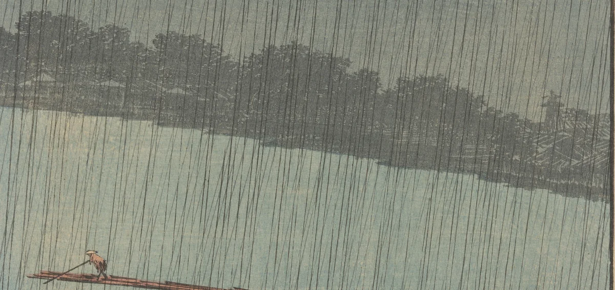 雨にかすむ向こう岸の木々と家並み、手前の川を下る筏の部分